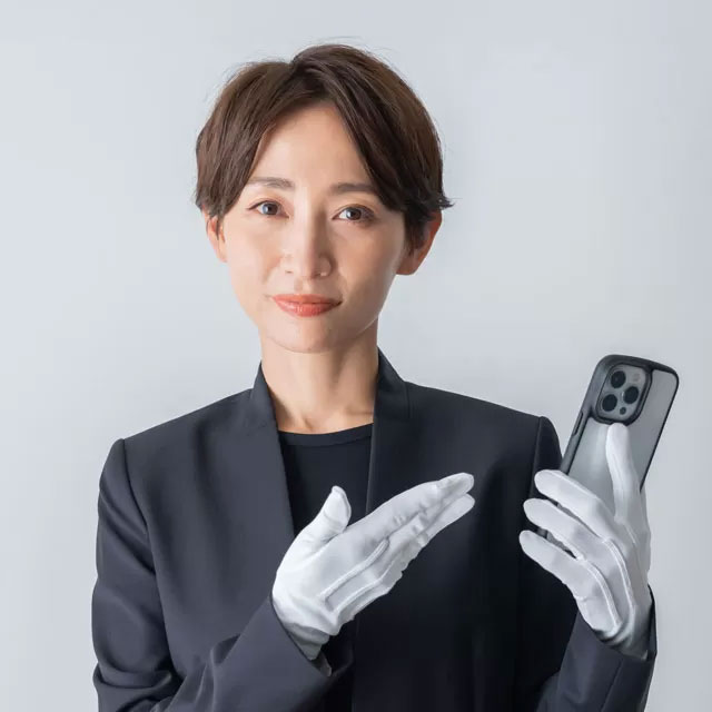 横浜市南部斎場の電話している女性