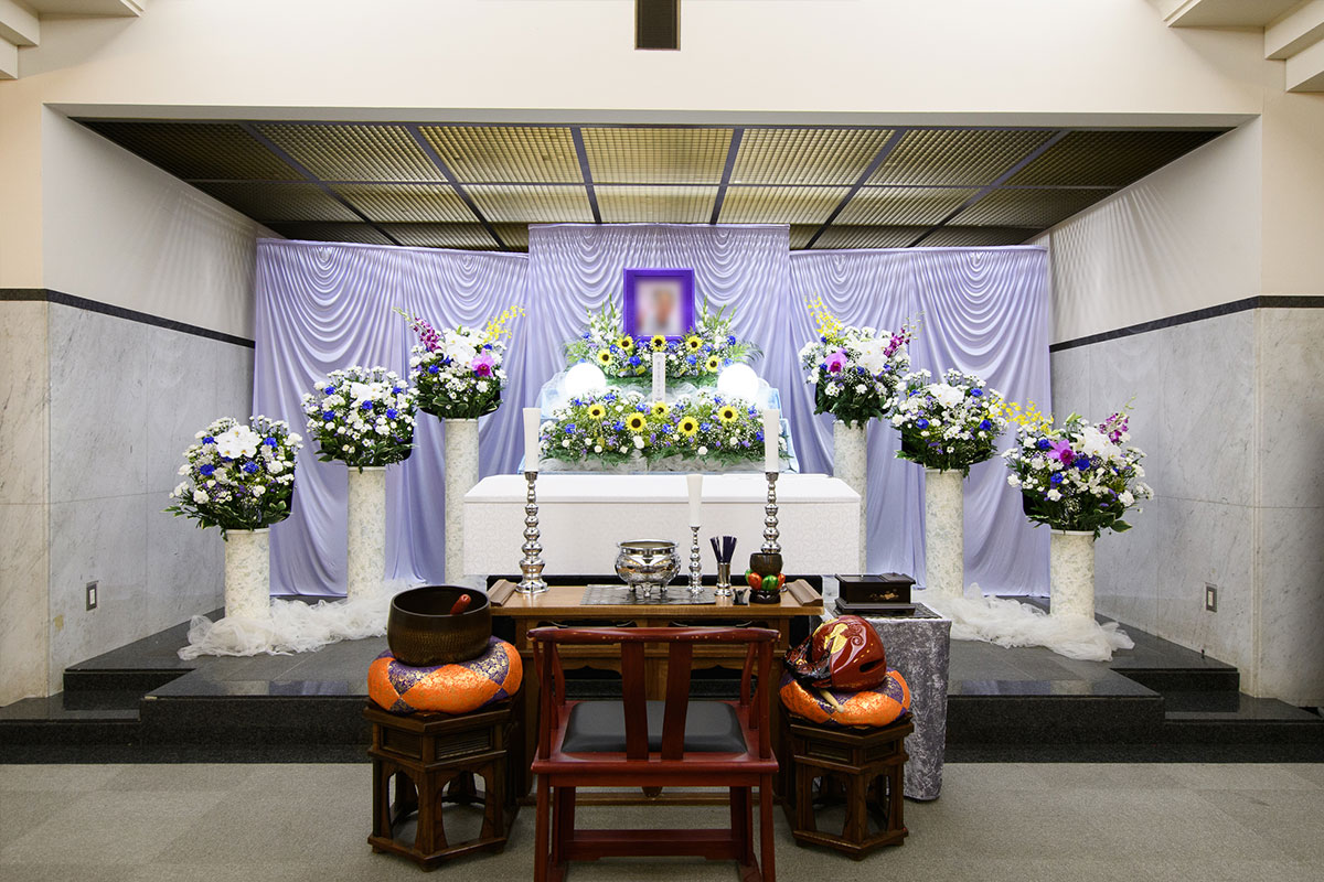 横浜市南部斎場内の祭壇写真